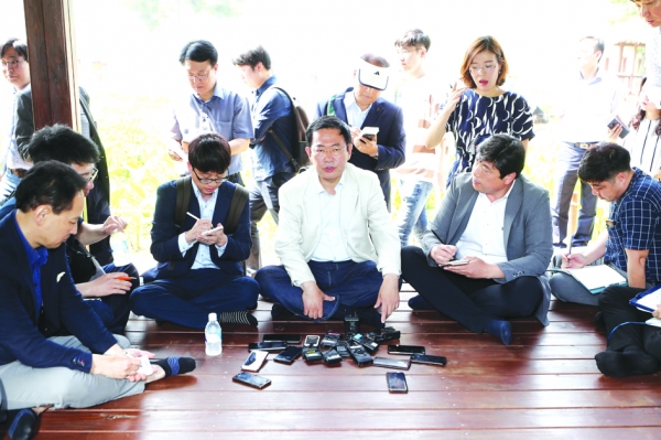 박남춘 인천시장 당선인이 18일 오전 인천시 남동구 인천대공원의 한 원두막에서 기자들의 질의에 답변하고 있다.
