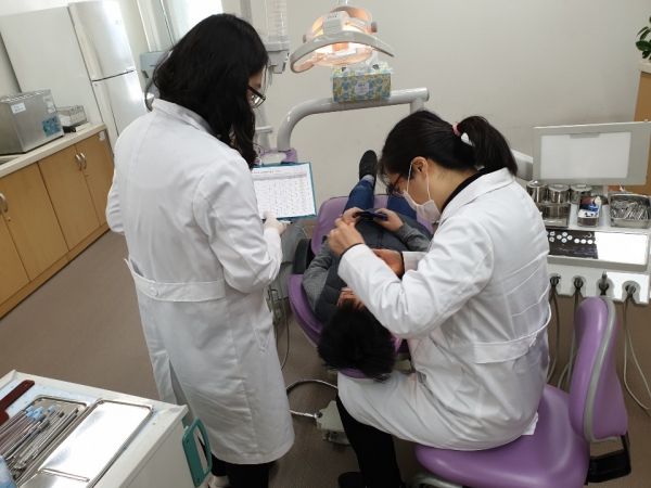 용인시는 27일부터 10월까지 관내 치과 병의원을 통해 106개 초등학교 4학년생 1만1103명을 대상으로 무료 구강검진을 하는 치과주치의사업을 한다.