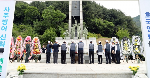 6.25전쟁 당시 한국전 최대승리로 기억되는 용문산대첩 전승 기념행사가 24일 가평군 설악면에 위치한 용문산 전적비에서 열렸다.