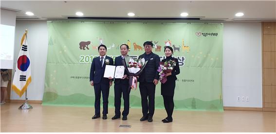 경기도가 동물보호 정책의 우수성을 인정받아 2019동물복지대상 공공·지자체 부문에서 행정안전부장관상을 수상했다.