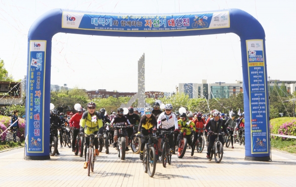 부천시는 시민들의 안전사고에 대비하고 자전거 이용을 활성화하기 위해 3년째 전체 부천시민을 대상으로 자전거 보험에 가입했다. 사진은 2019년 진행한 자전거대행진.