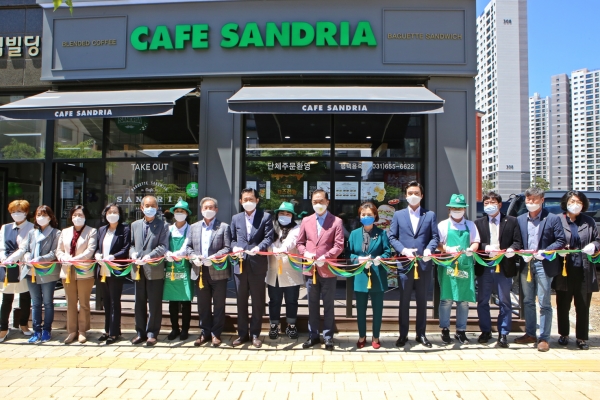 평택시는 지난 20일, 사회적협동조합 평택지역자활센터를 경영 지원하고 있는 한부모 여성들이 모여 창업한 자활기업 ‘카페 샌드리아’ 개소식을 개최했다.
