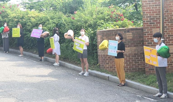 4차 등교일을 맞은 8일 오전 8시 30분께 성남시 구미중학교 정문 앞에는 등굣길에 오른 학생들이 삼삼오오 모여 이야기를 주고받았다.'